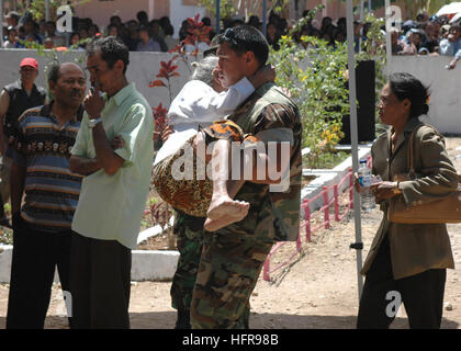 060824-N-9076B-226 Kupang, Indonesien (24. August 2006) - Navy Petty Officer 2. Klasse Michael Orta von Los Angeles, trägt eine Frau in der medizinischen Einsatz im Gesundheitszentrum Batakte. Military Sealift Command Lazarettschiff USNS Mercy (T-AH 19) ankert vor der Küste, Kupang Bewohner humanitäre, medizinische und politische Unterstützung anzubieten. Barmherzigkeit ist im vierten Monat von ihrem fünfmonatigen humanitäre und politische Unterstützung Bereitstellung in Süd- und Südostasien, wo ihre Mannschaft hat bereits Tausende von Menschen behandelt. US Navy Foto von Chief Masse Kommunikation Spezialist Don Bray (frei) Stockfoto