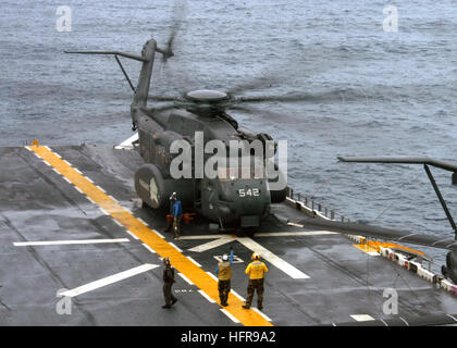 060826-N-3557N-022-Karibik (26. August 2006) - bereitet eine MH-53E Sea Dragon zum abheben aus dem Flugdeck zu mir führen Gegenmaßnahmen. Kearsarge beteiligt im Gange sich an PANAMAX 2006, eine multinationale Übung zugeschnittene Ausbildung ziviler und militärischer Kräfte für die Interoperabilität zur Unterstützung der Regierung von Panama zu schützen und sichere Passage durch den Panamakanal zu gewährleisten. Foto: U.S. Navy Masse Kommunikation Spezialist Seemann Christopher Newsome (freigegeben) US Navy 060826-N-3557N-022 eine MH-53E Sea Dragon zum abheben aus dem Flugdeck zu mir führen Counterm bereitet Stockfoto