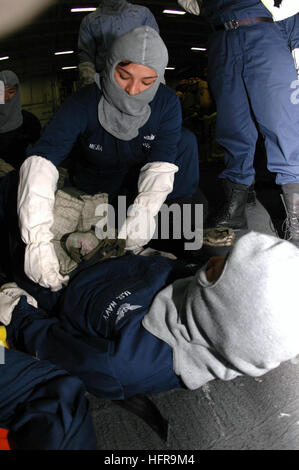 060831-N-9865S-007-Pazifik (31. August 2006) - Hospital Corpsman 2. Klasse Diana Mejia gilt eine Bandage auf Mass Communication Specialist 3. Klasse Maebel Tinoko im Hangar Bucht an Bord der nuklear angetriebene Flugzeugträger USS Nimitz (CVN-68). Nimitz wird derzeit vor der Küste des südlichen Kalifornien Durchführung von Probefahrten nach erfolgreichem Abschluss einen Zeitraum von sechs Monaten geplant inkrementelle Verfügbarkeit (PIA). Foto: U.S. Navy Masse Kommunikation Spezialist Seemann Emily Stroia (freigegeben) US Navy 060831-N-9865S-007 Hospital Corpsman 2. Klasse Diana Mejia gilt eine Bandage auf Masse Stockfoto