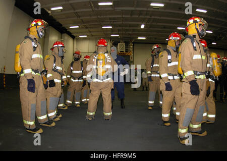 060831-N-9865S-019-Pazifik (31. August 2006) Ð Crew-Mitglieder stehen während einer allgemeinen Viertel (GQ)-Drill im Hangar Bucht an Bord der nuklear angetriebene Flugzeugträger USS Nimitz (CVN-68). Nimitz wird derzeit vor der Küste des südlichen Kalifornien Durchführung von Probefahrten nach erfolgreichem Abschluss einen Zeitraum von sechs Monaten geplant inkrementelle Verfügbarkeit (PIA). Foto: U.S. Navy Masse Kommunikation Spezialist Seemann Emily Stroia (freigegeben) US Navy 060831-N-9865S-019 Crew-Mitglieder stehen während einer allgemeinen Viertel (GQ)-Drill im Hangar Bucht an Bord des Flugzeugträgers Atom-U.S. Stockfoto