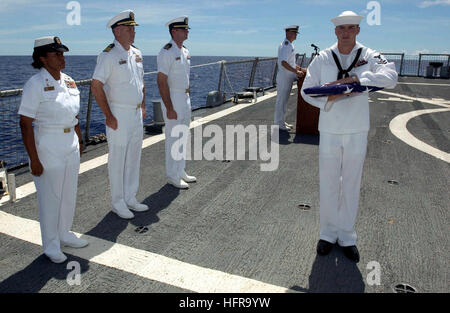 060908-N-9851B-004-Pazifik (8. September 2006) - Gunner's Mate, 2. Klasse Robert Prine präsentiert eine amerikanische Flagge, Kommandant der USS Hopper (DDG-70), CMdR Peter Driscoll während einer Bestattung auf See für pensionierte Chief Warrant Officer Charles Paris. Hopper ist in Pearl Harbor, Hawaii, Gridley und ist auf eine geplante Bereitstellung Maritime Security Operations (MSO) und der globale Krieg gegen den Terror zu unterstützen. Foto: U.S. Navy Mass Communication Specialist 2. Klasse John L. Beeman (freigegeben) US Navy 060908-N-9851B-004 Gunner's Mate 2. Klasse Robert Prine präsentiert eine amerikanische Flagge, USS Hopper (DDG-7 Stockfoto