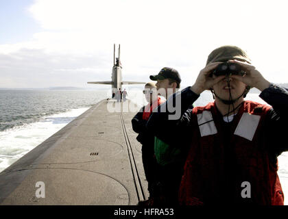Chief Torpedoman beobachtet einen Personaltransfer, um neue Besatzungsmitglieder an Bord der USS Louisiana (SSBN 743) zu begrüßen, einem Flotten-U-Boot mit ballistischer Rakete, das mit der Omaha Trophy für Spitzenleistungen ausgezeichnet wurde. Stockfoto