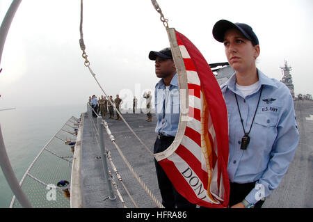 061012-N-0209M-003 indischen Ozean (12. Oktober 2006) - Aviation BoatswainÕs Mate-Handling 3. Klasse Elizabeth King und Luftfahrt BoatswainÕs Mate-Handling Airman Epiphanie Elam darauf vorbereiten, Farben auf das Schiff Jackstaff an USS Boxer (LHD-4) Ankunft am Changi Naval Base, Singapur verschoben. Boxer ist das Flaggschiff der Boxer Expeditionary Strike Group aus San Diego als die Marine nur vorwärts bereitgestellt amphibischen Task-Force in Betrieb. Foto: U.S. Navy Masse Kommunikation Spezialist Seemann Joshua Martin (freigegeben) Marine 061012-N-0209M-003 Aviation Bootsmann %% 5Ersquo, s Mate-Handling 3. Klasse Elizabe Stockfoto