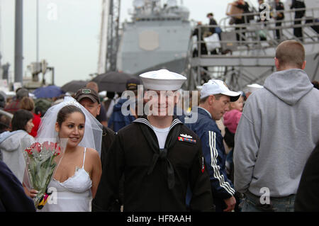 061017-N-4515N-156 Norfolk, Virginia (17. Oktober 2006) - Gunner Mate 3. Klasse James Hegedudusich und seine fiancŽ verlassen den Pier zu heiraten, da er von der Bereitstellung an Bord der geführte Flugkörper-Zerstörer USS James E. Williams (DDG-95) zurückgegeben. Williams und eine Besatzung von mehr als 300 Seeleute führte Anti-Piraterie vor der Küste Somalias während ihres ersten Einsatzes als Bestandteil der Maritime Security Operations.  Foto: U.S. Navy Masse Kommunikation Spezialist Seemann Lehrling Joshua Adam Nuzzo (freigegeben) US Navy 061017-N-4515N-156 Gunner Mate 3. Klasse James Hegedudusich und seiner Verlobten &-195; & - Stockfoto