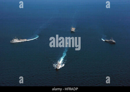 061020-N-5067K-048 South China Sea (20. Oktober 2006) - The Essex amphibische bereit Gruppe (ARG) führt ein Notfall Breakaway nach dem Segeln in einer kombinierten Formation während einer amphibischen Übung. Die ARG besteht aus der amphibischen Angriff Schiff USS Essex (LHD-2), Dock Landungsschiff USS Harpers Ferry (LSD-49), und amphibious Transport dock USS Juneau (LPD-9). Die anderen Schiffe, die anwesend waren waren geführte Flugkörper Zerstörer USS Stethem (DDG-63) und die philippinische Marine Schiff Artermio Ricarte (PS 37). Essex und der 31. Marine Expeditionary Unit (MEU) sind auf den Philippinen Teilnahme an bilateralen Stockfoto