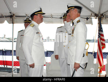 061020-N-9076B-045 Pearl Harbor, Hawaii (20. Oktober 2006) - Captain Christopher Mossey übernimmt Kommando der Marine Einrichtungen Engineering Command Pacific, von Rear Admiral Gary Engle während einer Änderung der Befehl Zeremonie an Bord stillgelegten Schlachtschiff der Iowa-Klasse USS Missouri (BB-63). Foto: U.S. Navy Chief Masse Kommunikation Spezialist Don Bray (freigegeben) US Navy 061020-N-9076B-045 Captain Christopher Mossey übernimmt Kommando der Marine Einrichtungen Engineering Command Pacific, von Rear Admiral Gary Engle während einer Änderung der Befehl Zeremonie Stockfoto