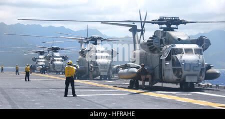 080726-N-9493W-062-Pazifik (26. Juli 2008) vier Landung Signal meldete vorzubereiten, CH-53D Sea Stallions zugewiesen, schwere Marine Helicopter Squadron (HMH) 362 aus dem Flugdeck der amphibischen Angriff starten Schiff USS Bonhomme Richard (LHD-6) im Flugbetrieb. Bonhomme Richard beteiligt sich am Rand der Pacific 2008. (Foto: U.S. Navy Mass Communication Specialist 2. Klasse Justin Webb/freigegeben) Bereiten uns Marine 080726-N-9493W-062 vier landing Signal angeworben, CH-53D Sea Hengste aus dem Flugdeck der amphibischen Angriff Schiff USS Bonhomme Richard (LHD-6) zu starten Stockfoto