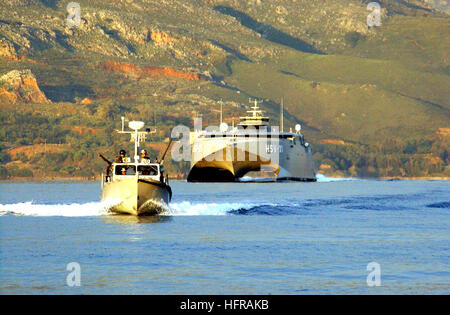 020403-N-0780F-002 Souda Bay, Crete (3. April 2002)--The Multi-Service, high-Speed-Schiff, Joint Venture (HSV-X1) in den Hafen von Souda Bay, Crete zieht.  Das 313 Fuß langen experimentellen Handwerk ist ein Wave-piercing Katamaran in der Lage, 45 Knoten und wird derzeit durch gemeinsame US Army und US Navy Personal betrieben.  Gemeinsame VentureÕs Marine Beschäftigung umfasst Nachschub und Nachschub auf See, Spezialoperationen einsetzen und Umschichtung, Aufklärung, Befehl und Steuerung, Anti-Submarine Kriegsführung, Mine Warfare, humanitäre Hilfe/Evakuierung, Oberfläche Kriegsführung und Schutz der Truppe.  U.S. Stockfoto