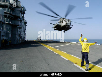 060907-N-8547M-096 Golf von Aden (7. September 2006) - Aviation BoatswainÕs Mate Handler 3. Klasse Theodore Nkwocha Signale an eine MH-53E Super Stallion, das ist klar, das Flugdeck der amphibischen Angriff fahren Schiff USS Saipan. Saipan ist derzeit im Gange auf einen routinemäßigen Einsatz zur Unterstützung der globalen Krieg gegen den Terrorismus. Foto: U.S. Navy Masse Kommunikation Spezialist Seemann Patrick W. Mullen III (freigegeben) Marine 060907-N-8547M-096 Aviation Bootsmann %% 5Ersquo, s Mate Handler 3. Klasse Theodore Nkwocha signalisiert eine MH-53E Super Stallion, dass ist klar, das Flugdeck der Amphibiou fahren Stockfoto