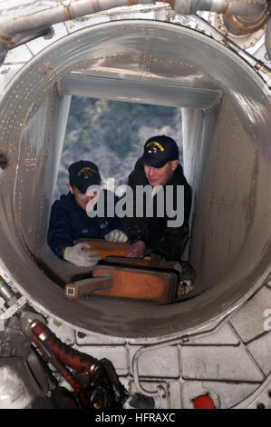 060320-N-8854R-021 Yokosuka, Japan (20. März 2006) - Aviation Boatswain Mate Flieger Joshua Baker, und Jared Hash, Unterlegkeile entfernen aus der Einnahme von einer f-14 "Tomcat" Motorraum. Die f-14 ist eine nicht-operative Trainingsflugzeuge von Feuerwehr-Teams durchzuführen Flugdeck Bohrer an Bord der konventionell angetriebenen Flugzeugträger USS Kitty Hawk (CV-63) verwendet. Derzeit zeigt Kitty Hawk im Hafen, Meer und Projektion als einzige dauerhaft nach vorne bereitgestellt Flugzeugträger der US Navy. US Navy Foto des Fotografen Mate Airman Matthew Reinhardt (freigegeben) uns Nav Stockfoto