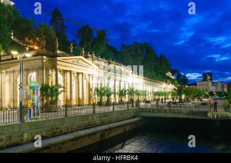 Karlovy Vary (Karlsbad): Mühlbrunnen Kolonnade am Tepla Fluss (Stift), Repu-, Karlsbader Region, Region Karlovy Vary, Tschechische Stockfoto