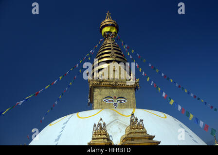 Die goldene Stupa am oberen Rand der Swayambhunath (Affentempel) in die UNESCO-Welterbe in Kathmandu, Nepal. Asien. Stockfoto