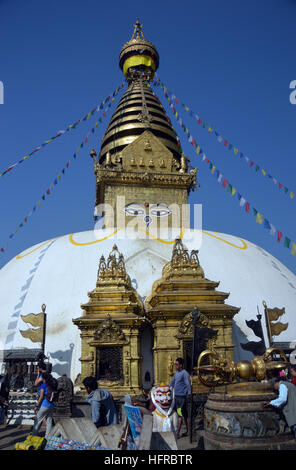 Die goldene Stupa am oberen Rand der Swayambhunath (Affentempel) in die UNESCO-Welterbe in Kathmandu, Nepal. Asien. Stockfoto