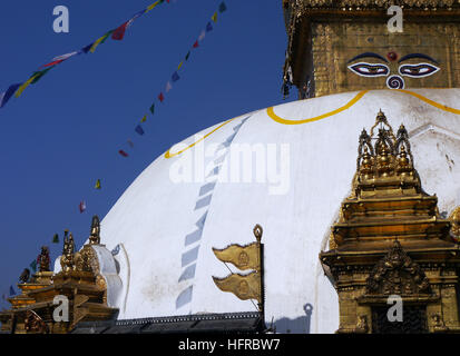 Die goldene Stupa am oberen Rand der Swayambhunath (Affentempel) in die UNESCO-Welterbe in Kathmandu, Nepal. Asien. Stockfoto