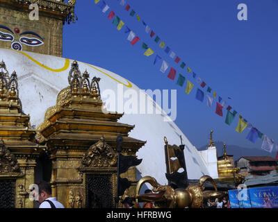 Die goldene Stupa am oberen Rand der Swayambhunath (Affentempel) in die UNESCO-Welterbe in Kathmandu, Nepal. Asien. Stockfoto