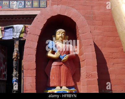 Die kleine goldene Buddha-Statue in Swayambhunath (Affentempel) in die UNESCO-Welterbe in Kathmandu, Nepal. Asien. Stockfoto