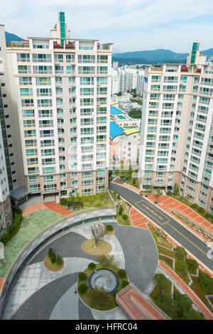 High-Rise Wohnungen am Namchang in der Nähe von Busan, Südkorea Stockfoto