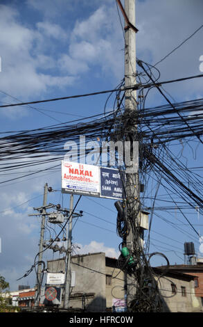 Typische Gemeinkosten Stromkabel auf einer Straße in Kathmandu, Nepal, Asien. Stockfoto