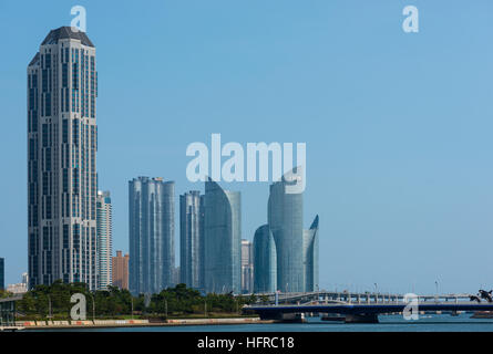 Moderne Wolkenkratzer über den Suyoung River in Centum Stadt. Pusan, Südkorea. Stockfoto