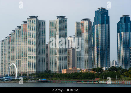 Wohn-high-Rise Wohnung Blöcke über den Suyoung River in Centum Stadt. Pusan, Südkorea. Stockfoto