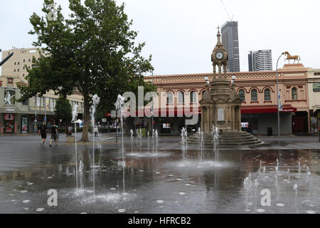 Der Brunnen am Centenary Square, Kirche-Straße, Parramatta in Western Sydney, Australien. Stockfoto