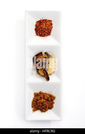 Schalen mit getrockneten Steinpilzen, Chilipulver und Paprika Gewürz Stockfoto