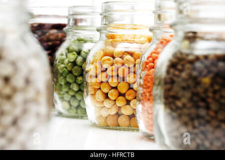 Verschiedene Sorten Hülsenfrucht - Linsen, Erbsen und Bohnen - Gläser Stockfoto