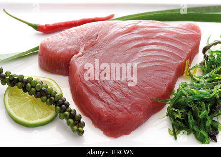 Rohen Thunfisch mit Algen, Limettenscheibe, Paprika und Lauch Stockfoto