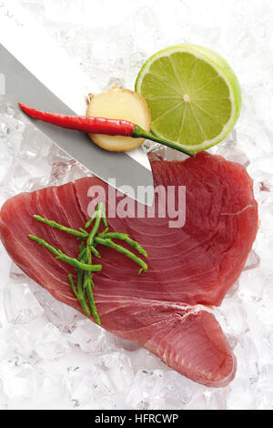 Rohen Thunfisch mit Algen, Limettenscheibe, Chili-Pfeffer und Ingwer auf crushed-ice Stockfoto