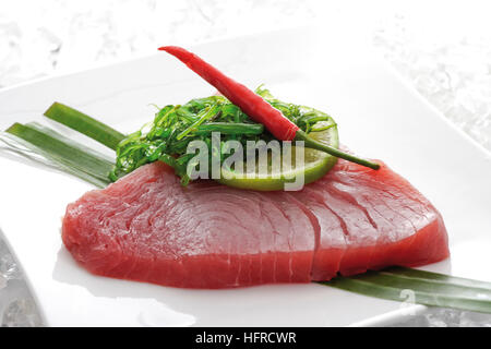 Rohen Thunfisch mit Algen, Limettenscheibe, Paprika und Lauch Stockfoto