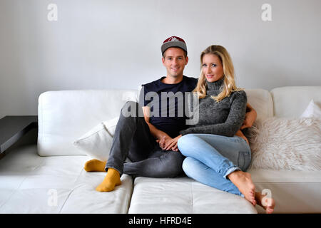 Junges Paar, Liebhaber auf sofa Stockfoto