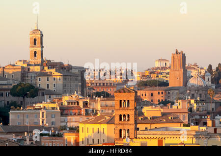 Blick auf Rom Dächer: Palazzo Senatorio Turm, San Giorgio in Velabro Basilika Glockenturm, San Luca und Martinas Kirche Kuppel, Torre Delle Milizie (R Stockfoto