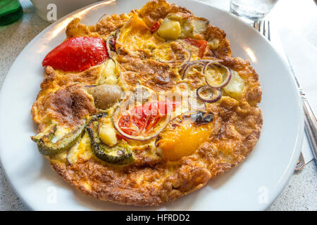 Spanische Omelette oder Tortilla Espagnol mit Kartoffeln Paprika grüne Bohnen und Zwiebeln gemacht. Stockfoto