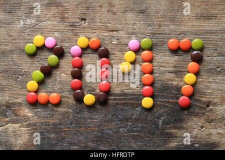 Neue Jahr 2017 gemacht mit bunten Bonbons auf Holztisch Stockfoto