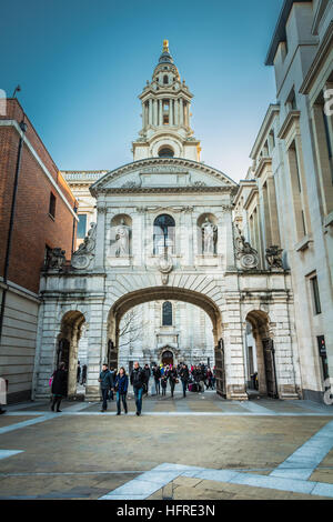 Temple Bar die letzten Überlebenden Gateway in der City of London befindet sich jetzt im Paternoster Square hinter St. Pauls Cathedral. Stockfoto