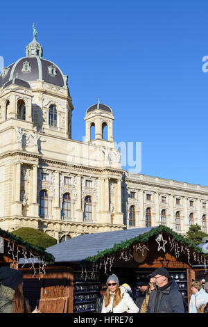 Wien, Wien: Weihnachtsmarkt vor Museum of Natural History, Wien, Österreich Stockfoto