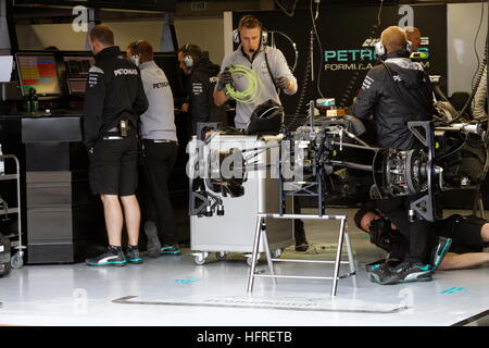 Techniker einstellen Nico Rosberg Mercedes-Wagen für den Formel 1 Grand Prix von Kanada statt auf dem Circuit Gilles Villeneuve in Montreal 9 Juni 201 Stockfoto