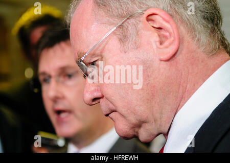 Martin McGuinness (Sinn Féin, dem Stellvertretenden Ersten Minister, MP, MLA) und Jeffrey Donaldson (DUP, Junior Minister) auf einer Pressekonferenz in Belfast, 17.06.2009, nach 100 rumänische Familien aus ihren Häusern folgenden rassistischen Angriffe gezwungen sind, Stockfoto