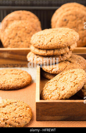 Gruppe von Haferflocken Cookies auf Holztablett auf braunem Hintergrund aus einem Stoff mit einer kleinen Schärfentiefe Stockfoto