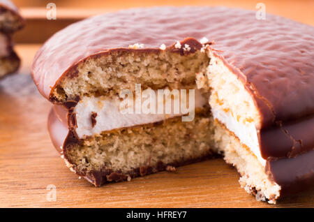 Schokoladenkekse mit einer Schicht aus Milch Souffle mit einer Großaufnahme Holztisch mit geringer Tiefe des Fokus Stockfoto