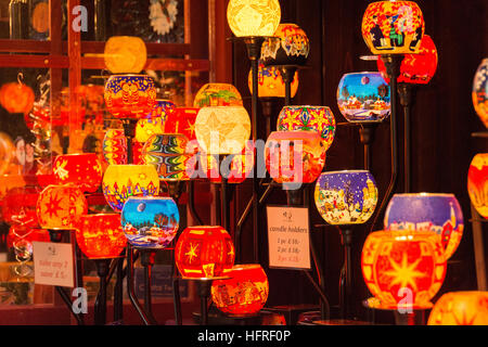 Weihnachtsmarkt farbenfrohe Kerzenständer und Laternen am Leicester Square, London, England, Großbritannien Stockfoto