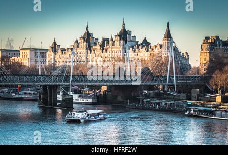 Einen frühen Morgen Blick auf Whitehall Court und Hungerford Bridge von Waterloo Bridge Stockfoto