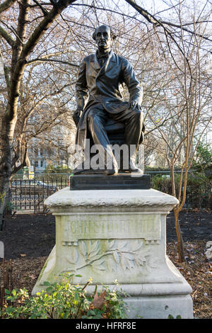 Statue des englischen Philosophen, politischen Ökonomen und Beamten, John Stuart Mill, von Thomas Woolner, in Temple Gardens, London, Großbritannien Stockfoto