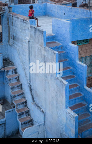 Blaue Treppen in die blaue Stadt. Jodhpur, Indien. Stockfoto