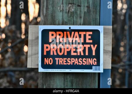 Ein privates Eigentum Schild auf einer Straße Post am Ende einer Auffahrt Stockfoto