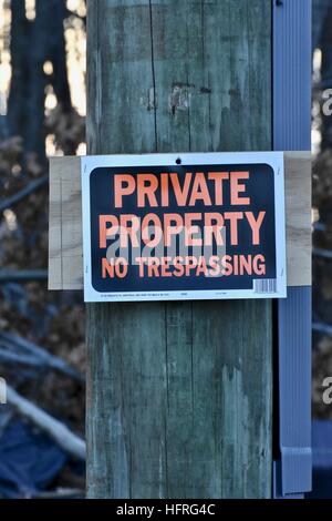 Ein privates Eigentum Schild auf einer Straße Post am Ende einer Auffahrt Stockfoto