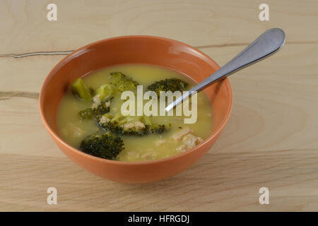 Cremesuppe mit Lachs und Broccoli in Schüssel Stockfoto