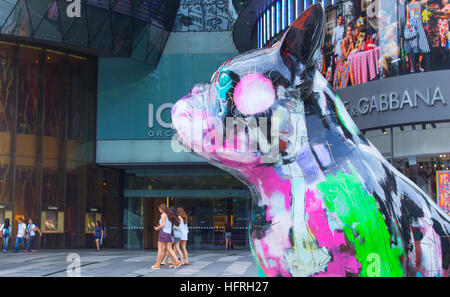 Moderne Statue in der Nähe von Ionen-Shopping-Mall in der Orchard Street, Singapur Stockfoto