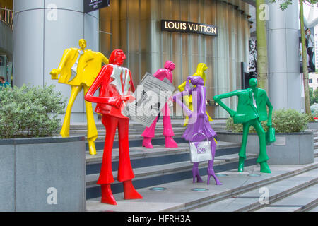 Moderne Skulptur in der Nähe von Ionen-Shopping-Mall in der Orchard Street, Singapur Stockfoto