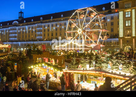 Dresden: Weihnachten Markt Striezelmarkt am Altmarkt, Riesenrad, Sachsen, Sachsen, Deutschland Stockfoto